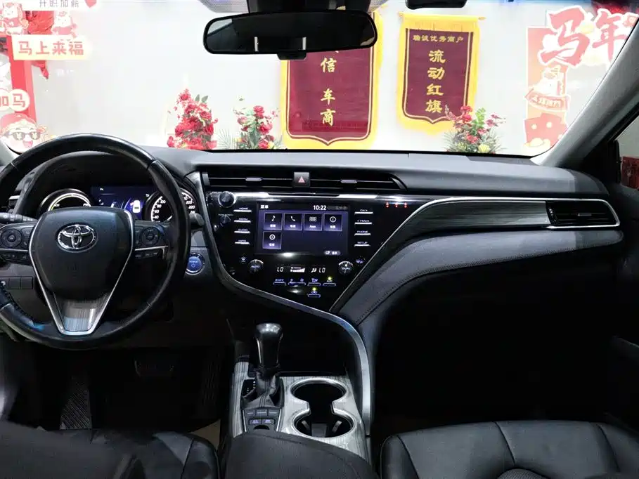 Toyota Camry 2019 — фото 12