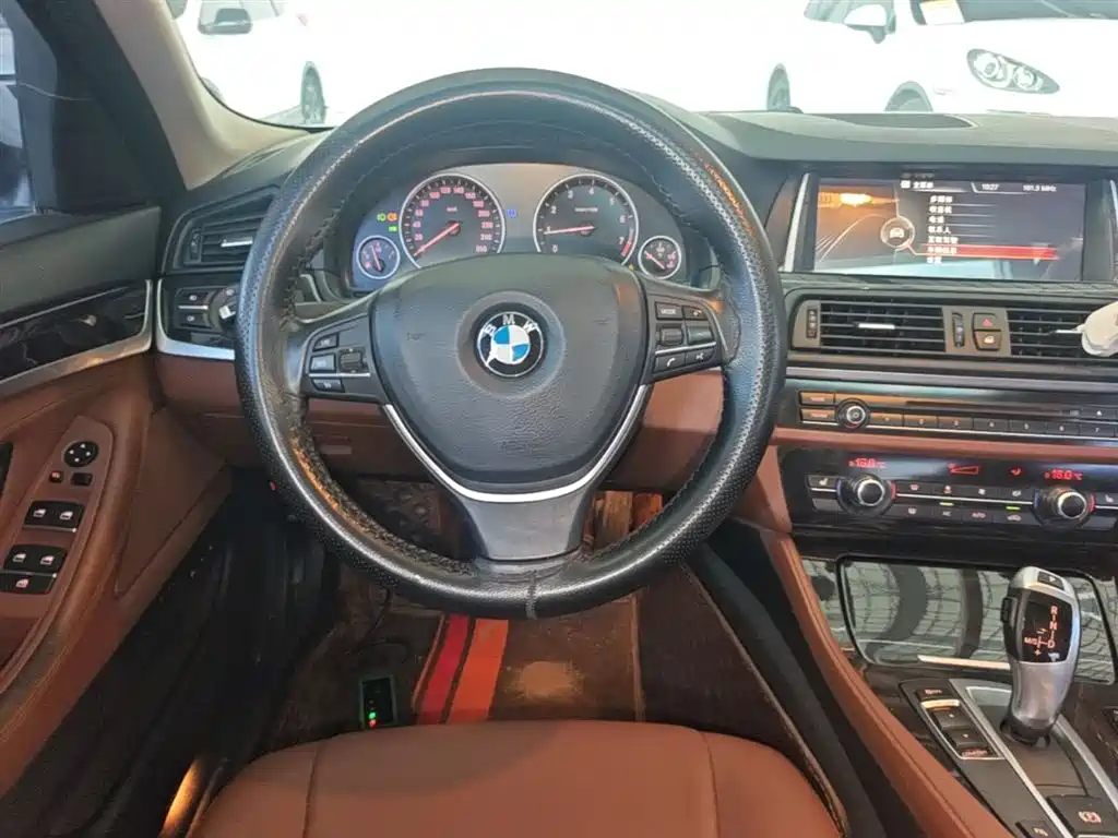 BMW 5 Series 2017 — фото 11