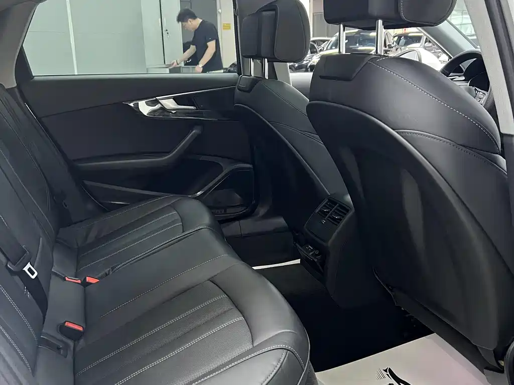 Audi A4L 2021 — фото 10
