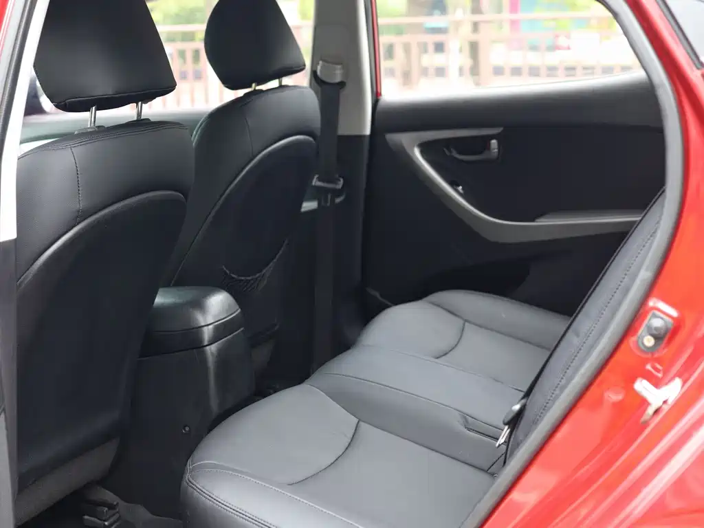 Hyundai Elantra 2016 — фото 16