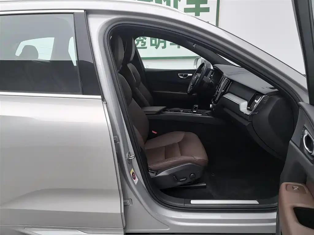 Volvo XC60 2023 — фото 23