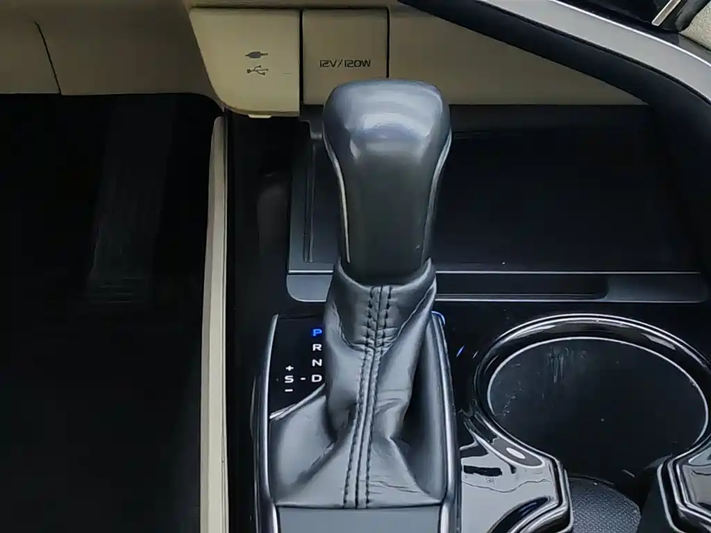 Toyota Camry 2018 — фото 13