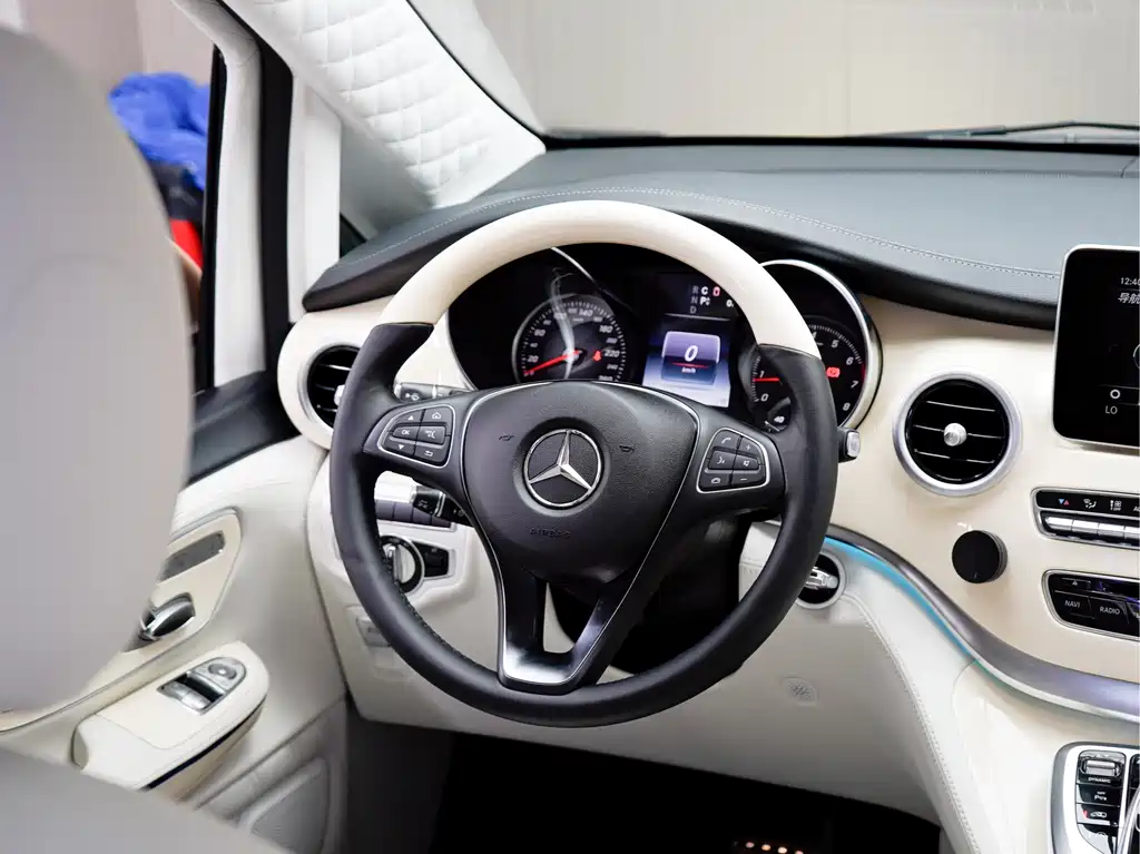 Mercedes-Benz V-Class 2020 — фото 21