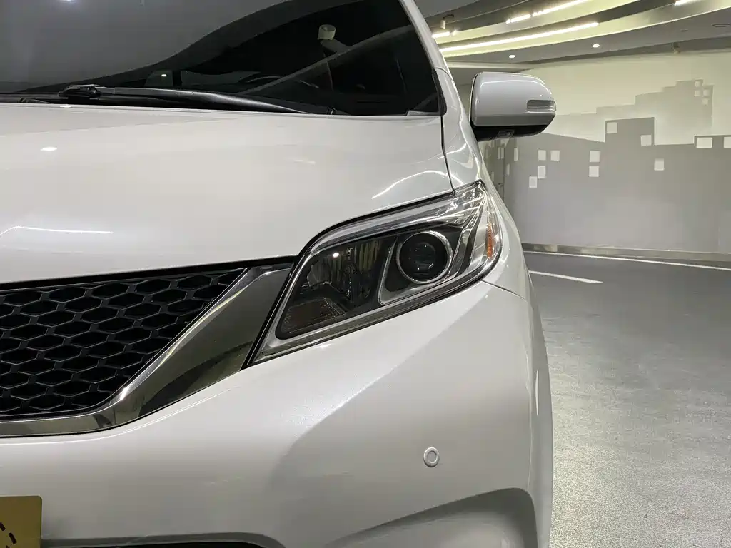Toyota Sienna 2016 — фото 8