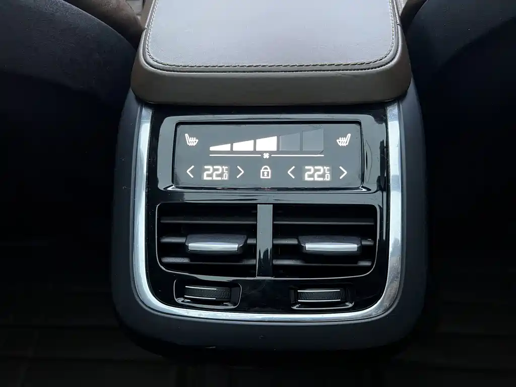 Volvo XC90 2018 — фото 28