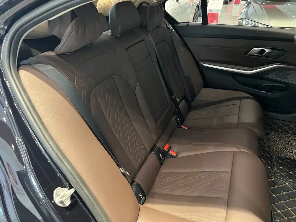 BMW 3 Series 2023 — фото 10