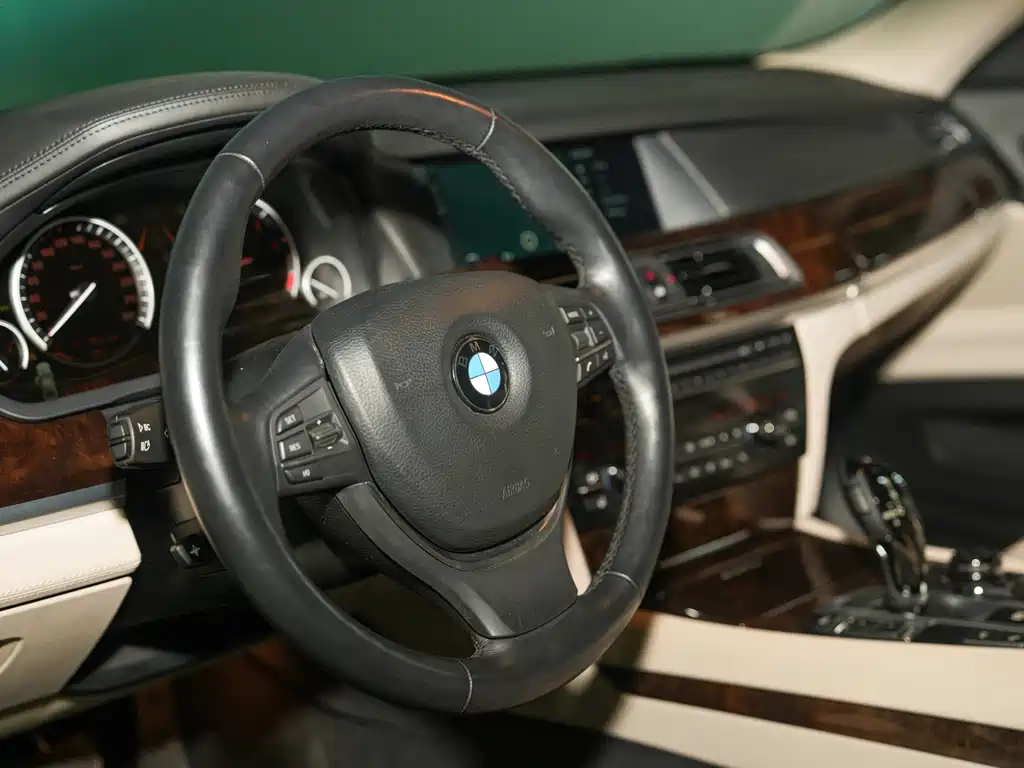 BMW 7 Series 2012 — фото 20