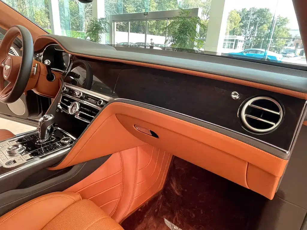Bentley Flying Spur 2024 — фото 14