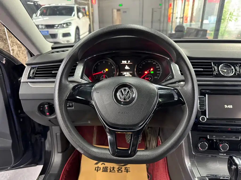 Volkswagen Passat 2017 — фото 14