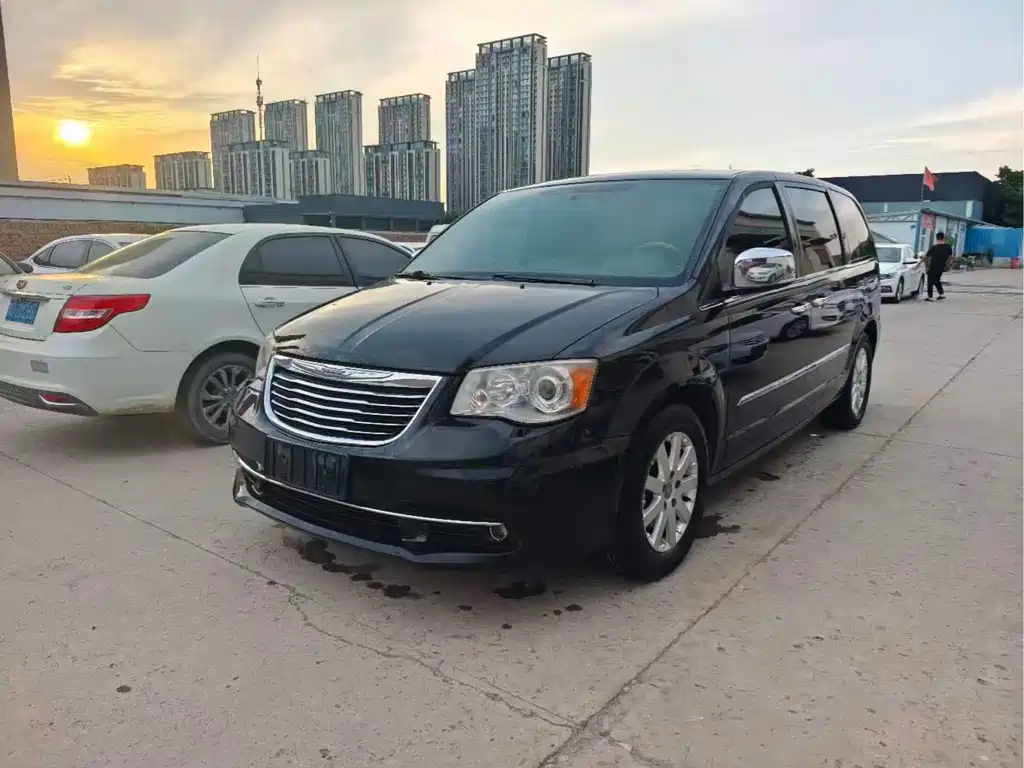 Chrysler Grand Voyager 2014 — фото 1