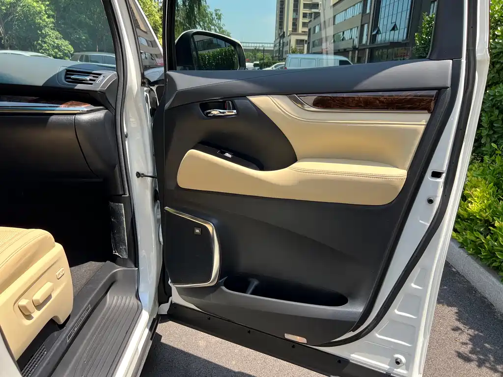 Toyota Alphard 2021 — фото 10