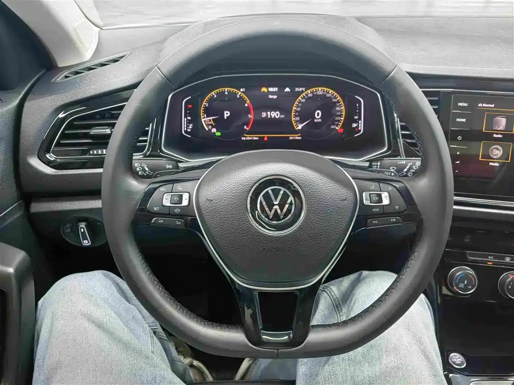 Volkswagen T-Roc 2023 — фото 13