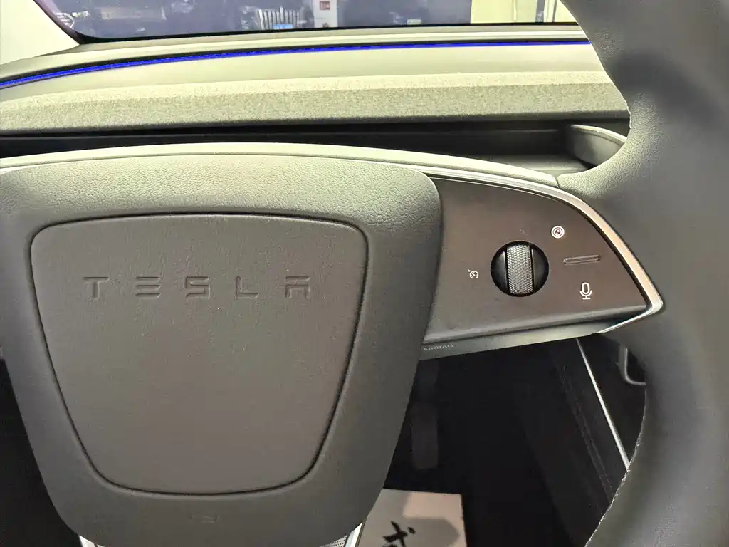 Tesla Model Y 2025 — фото 19