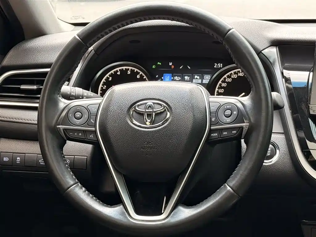 Toyota Camry 2023 — фото 6