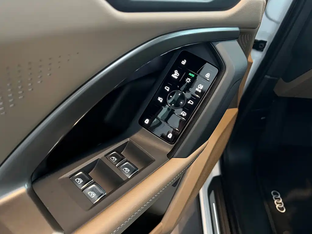 Audi Q5L 2025 — фото 11