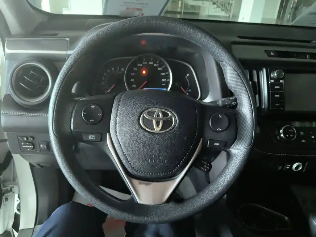 Toyota RAV4 2017 — фото 3