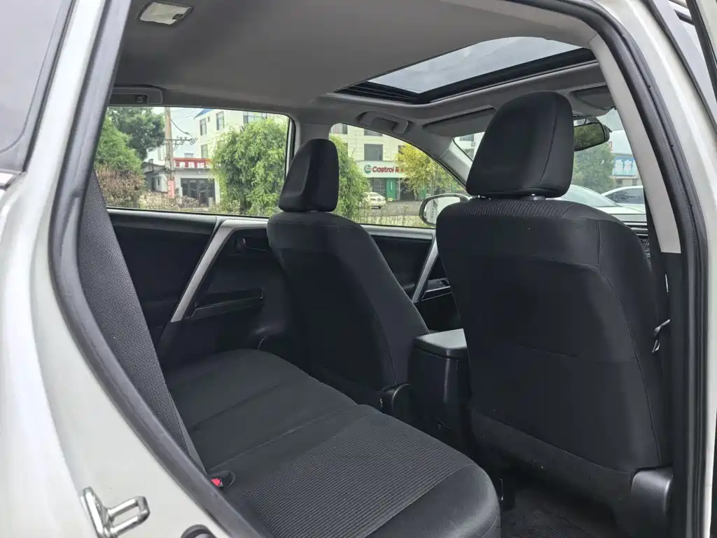 Toyota RAV4 2017 — фото 17
