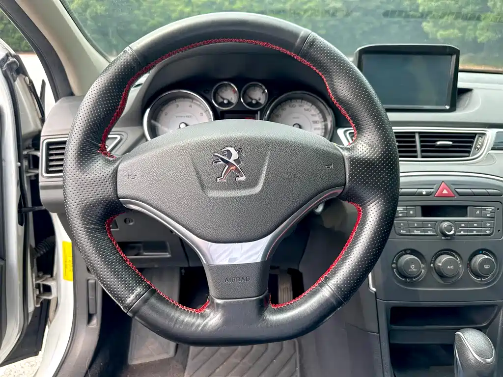 Peugeot 308 2015 — фото 16