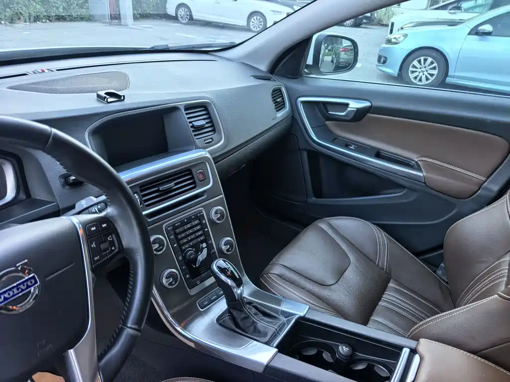 Volvo S60 Plug-In Hybrid 2015 — фото 11