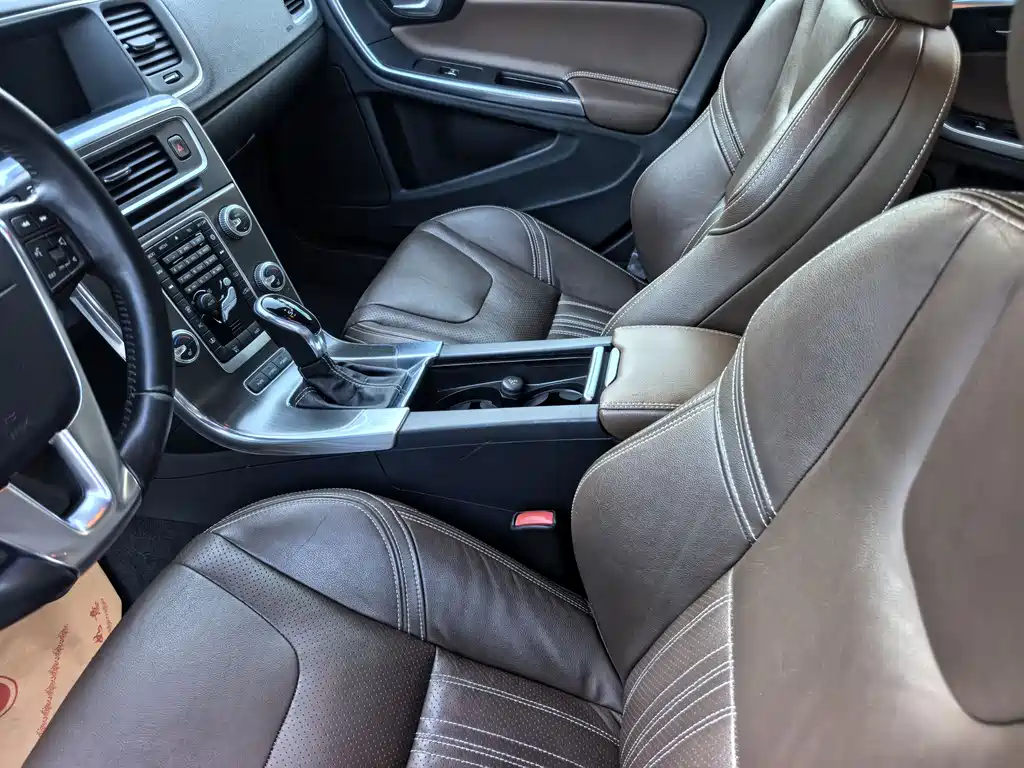 Volvo S60 Plug-In Hybrid 2015 — фото 10