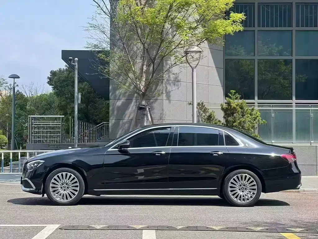 Mercedes-Benz E-Class 2023 — фото 16