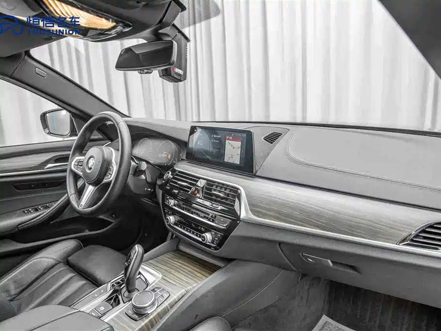 BMW 5 Series 2018 — фото 14