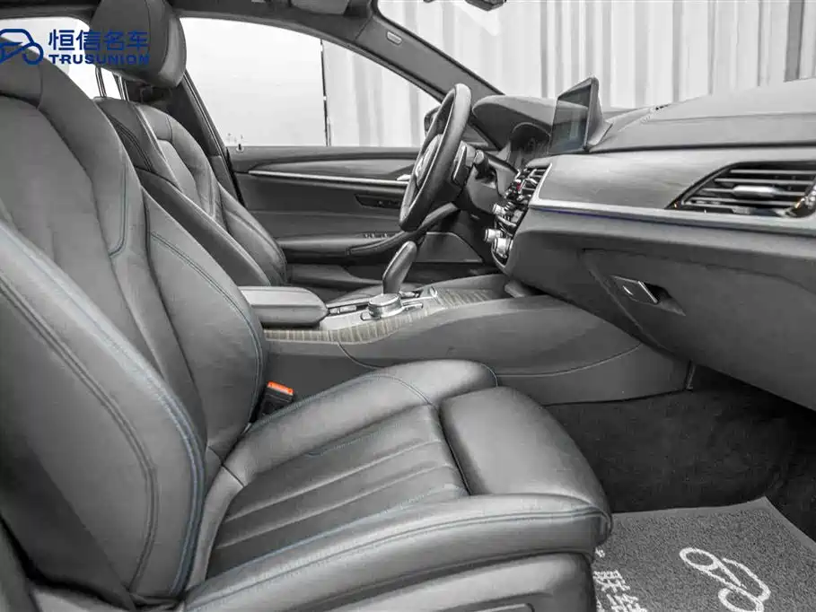 BMW 5 Series 2018 — фото 15