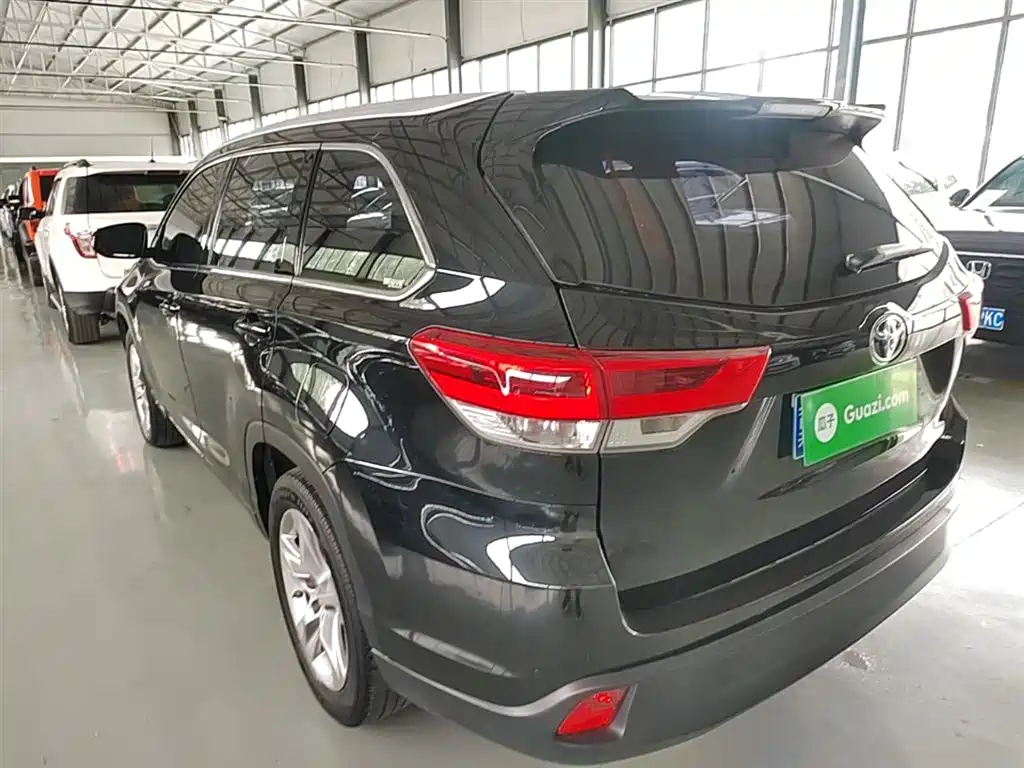 Toyota Highlander 2022 — фото 5
