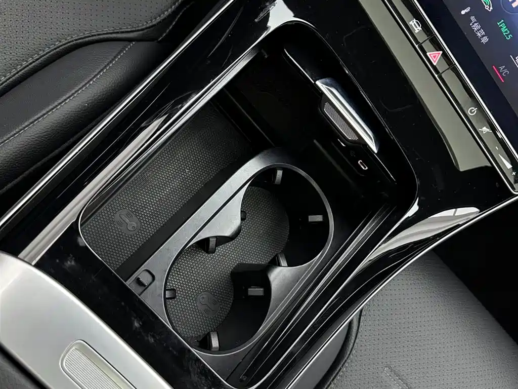 Mercedes-Benz C-Class 2024 — фото 14
