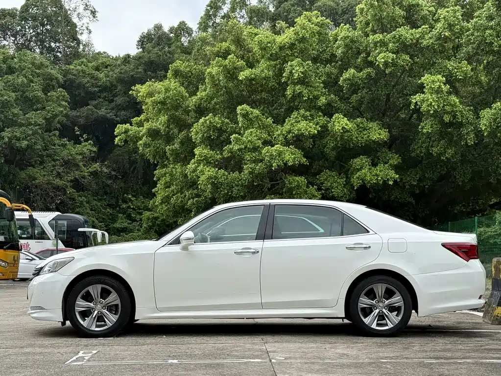 Toyota Crown 2015 — фото 4