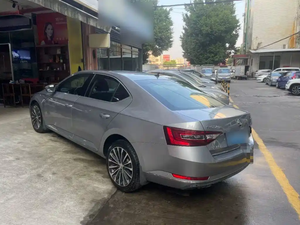 Skoda Superb 2017 — фото 8