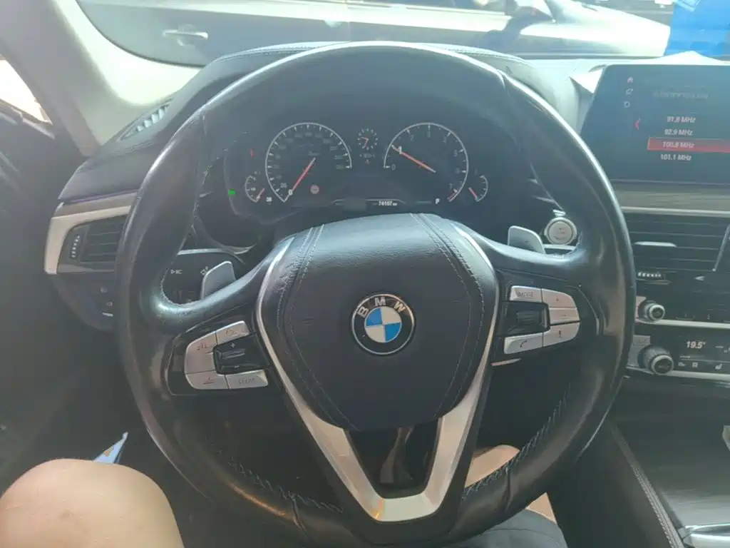 BMW 5 Series 2019 — фото 11