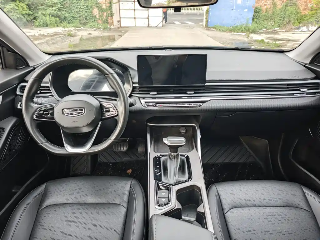 Geely Emgrand 2022