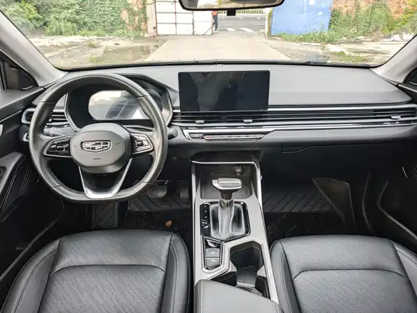 Geely Emgrand 2022