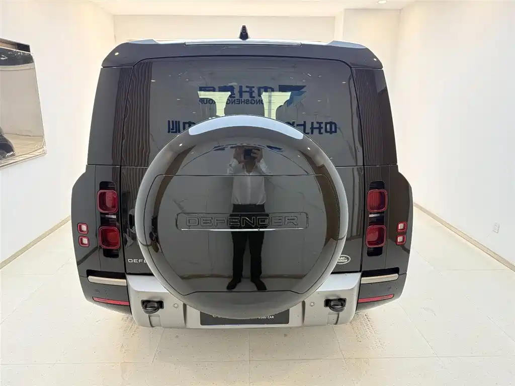 Land Rover Defender 2025