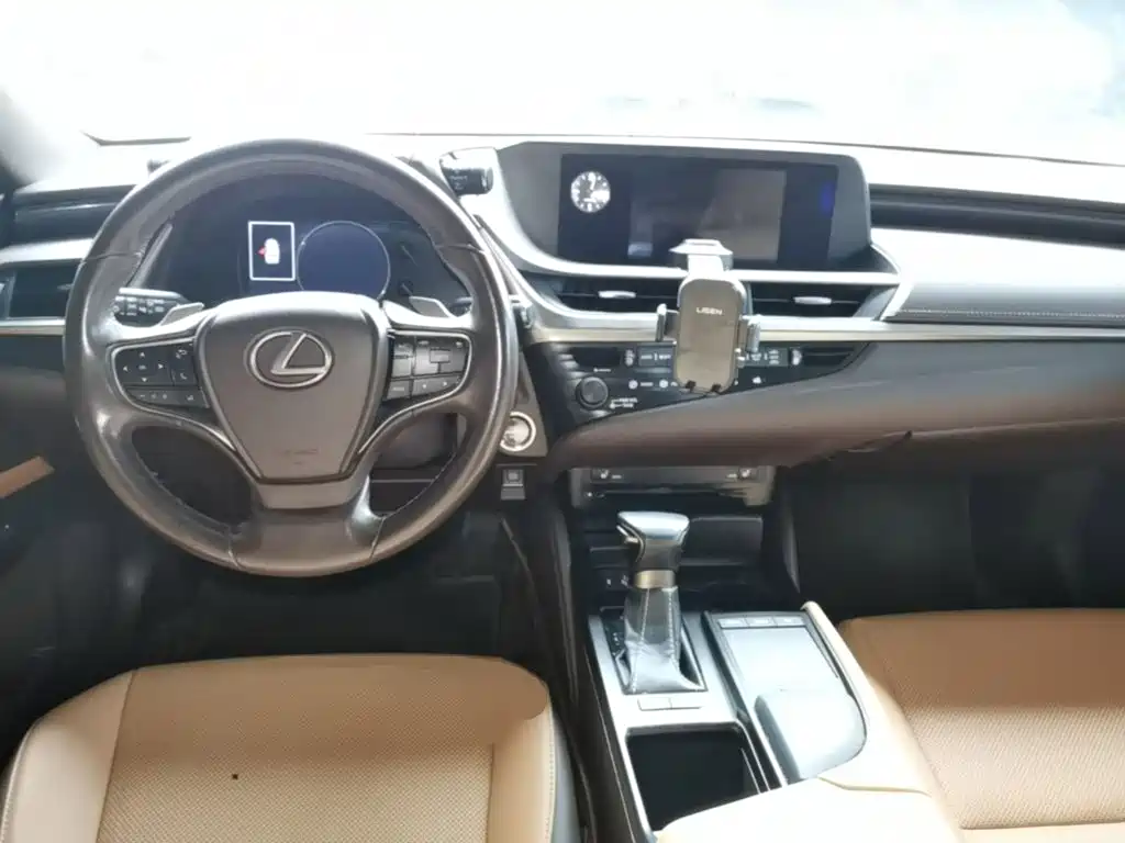 Lexus ES 2019 — фото 10