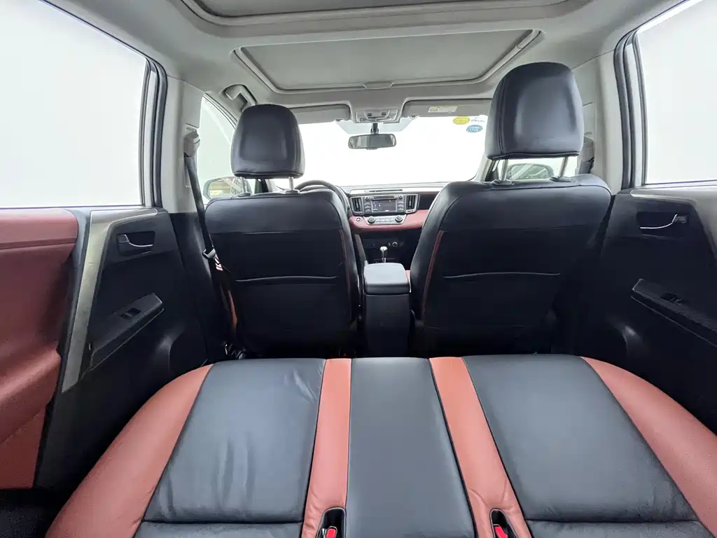 Toyota RAV4 2015 — фото 4