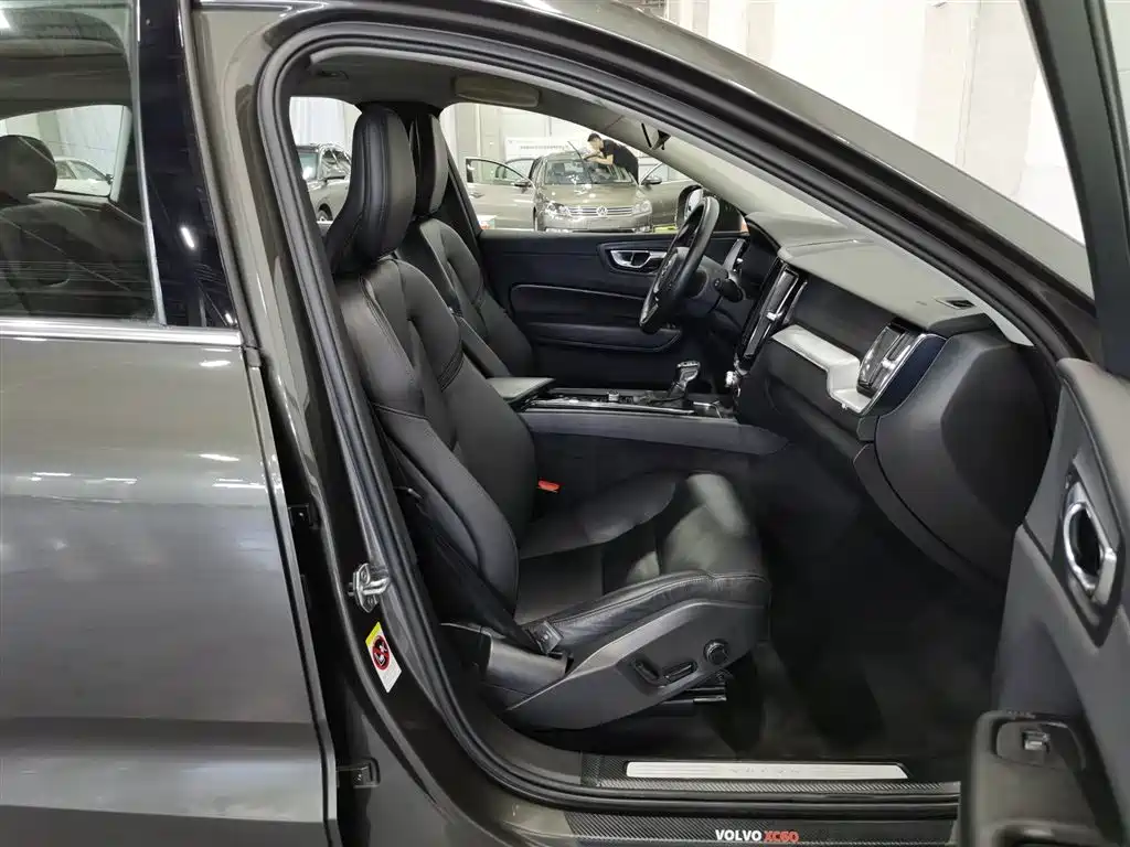 Volvo XC60 2020 — фото 23