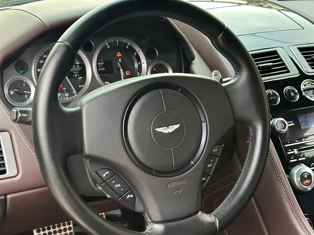 Aston Martin V8 Vantage 2014 — фото 15