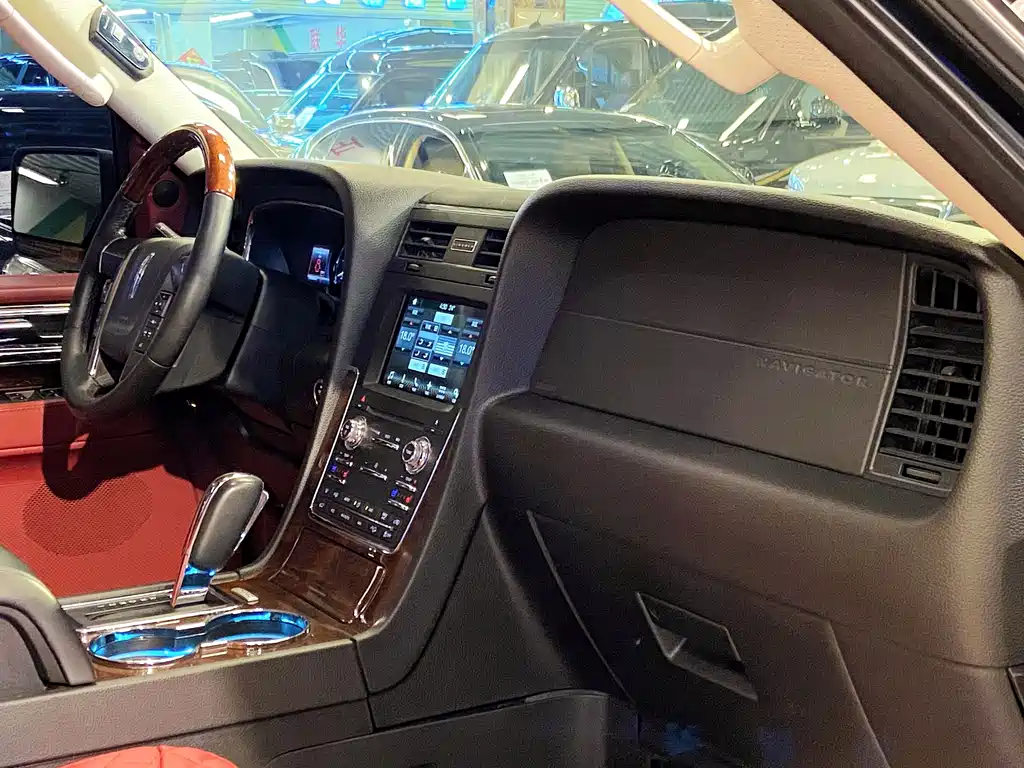 Lincoln Navigator 2017 — фото 11