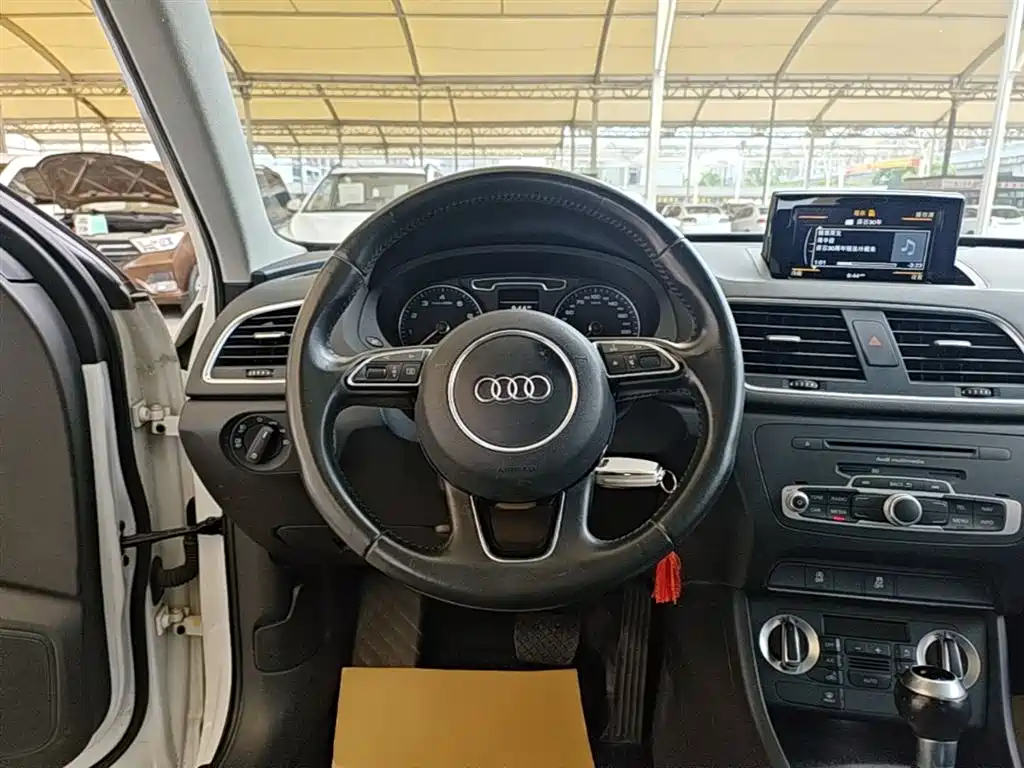 Audi Q3 2015 — фото 11