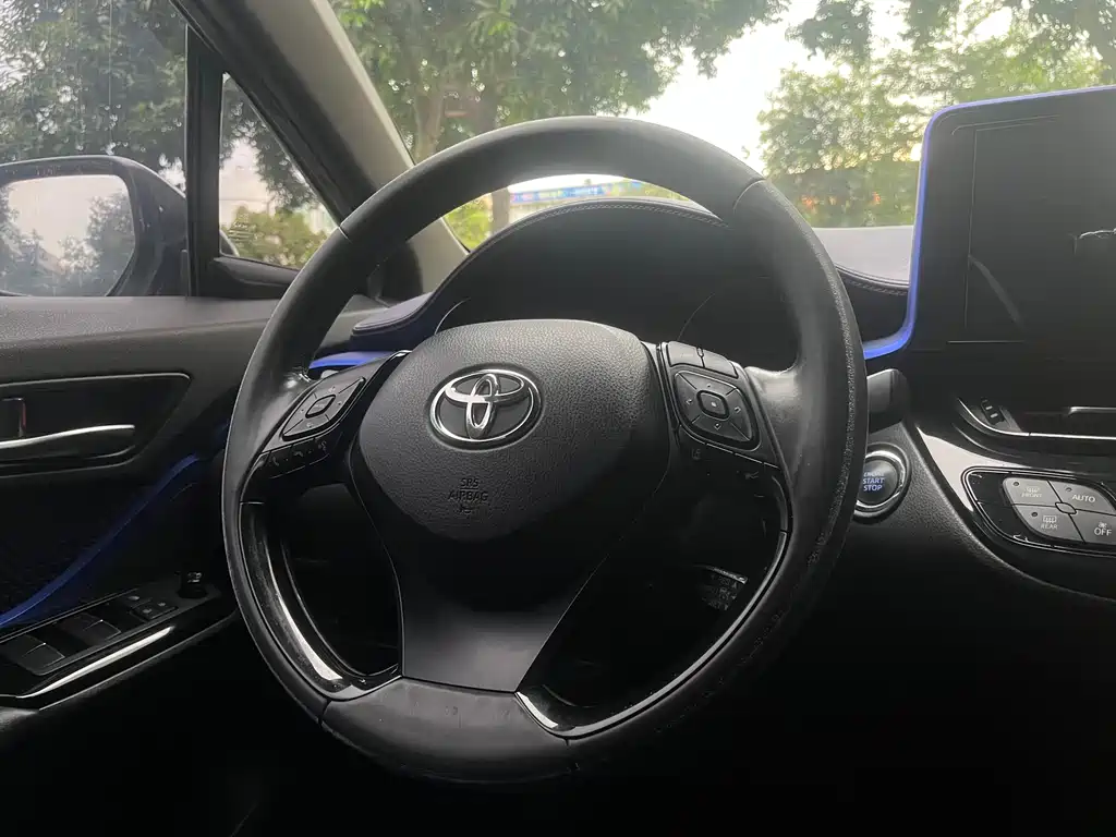 Toyota C-HR 2018 — фото 16