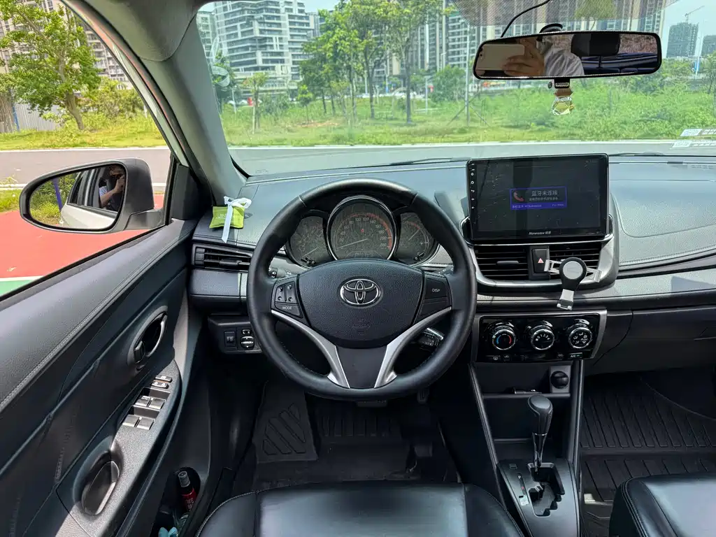 Toyota Yaris L 2022 — фото 12
