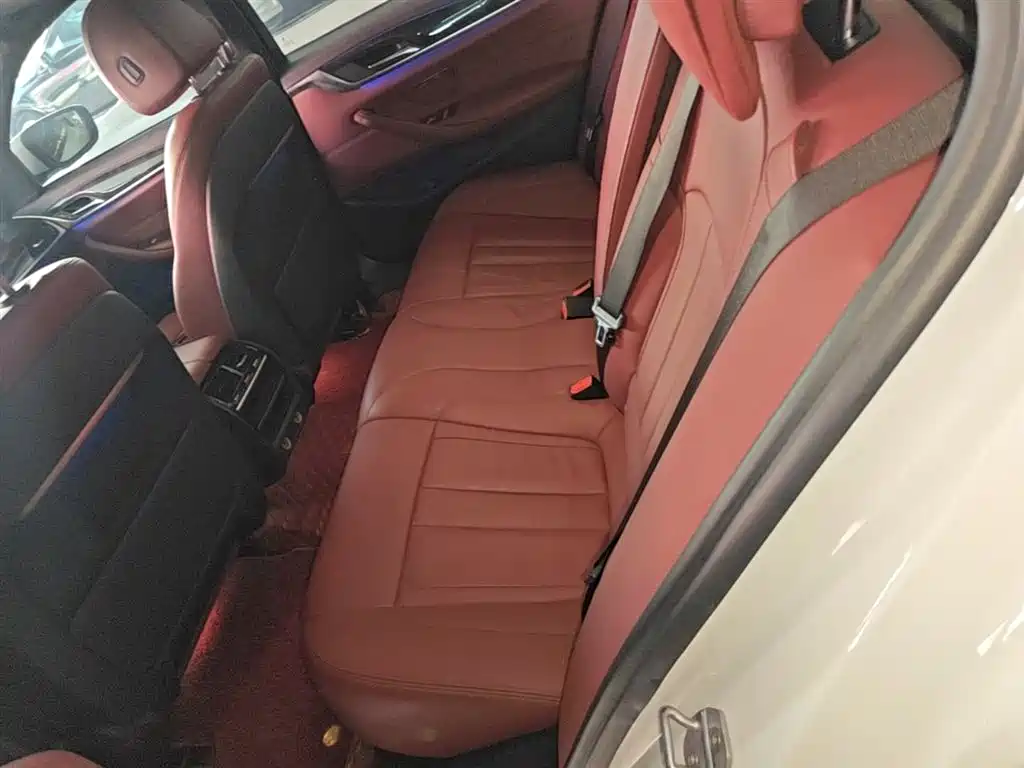 BMW 5 Series 2019 — фото 17