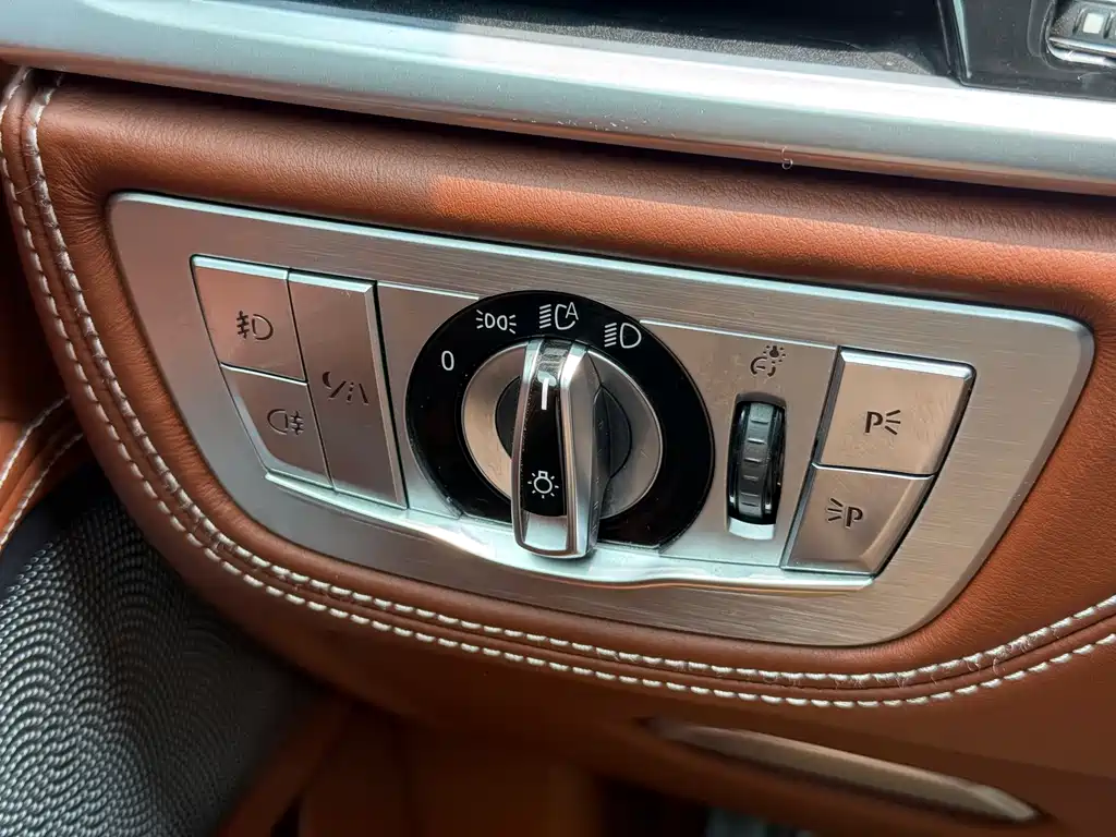 BMW 7 Series 2018 — фото 13
