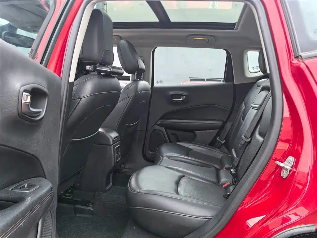 Jeep Compass 2018 — фото 11