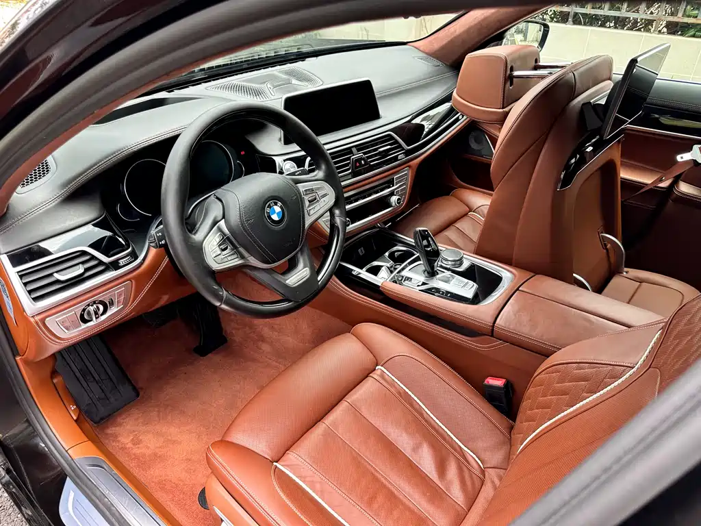 BMW 7 Series 2018 — фото 16