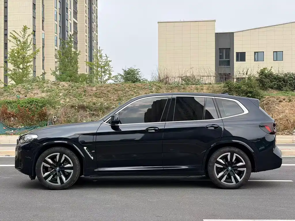 BMW iX3 2024 — фото 11