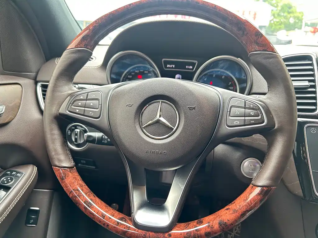Mercedes-Benz GLE 2017 — фото 13