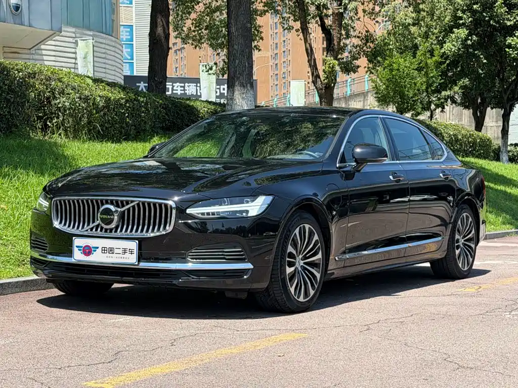 Volvo S90 Plug-In Hybrid 2023 — фото 1